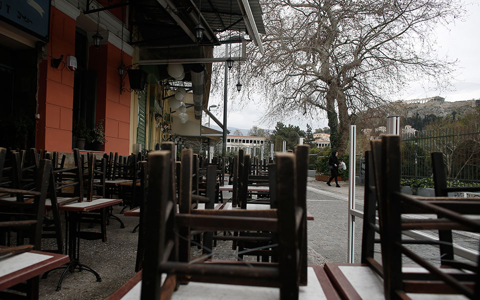 και-άλλα-τραπεζάκια-έξω-και-καθαρά-χέρ-2377498