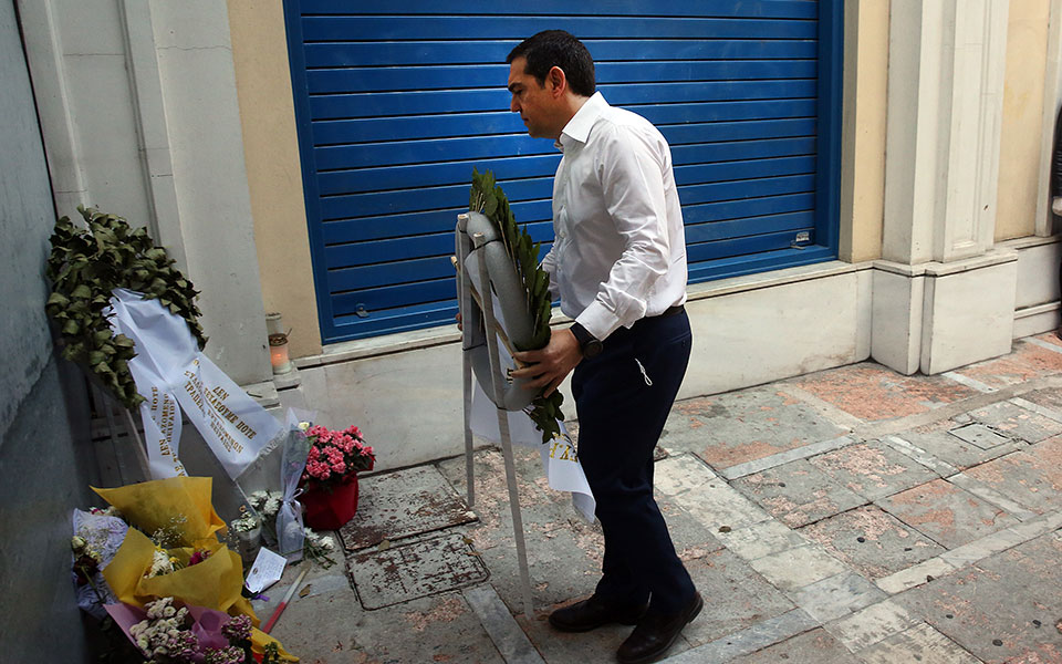 o-αλ-τσίπρας-κατέθεσε-στεφάνι-στη-marfin-κ-2377432