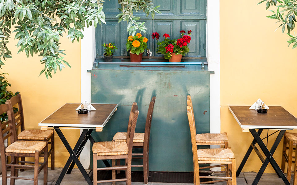 τραπεζάκια-έξω-ναι-μεν-αλλά-2378958