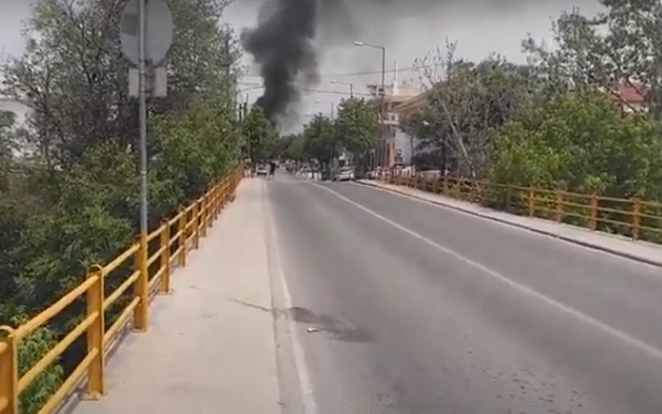 λάρισα-ενταση-και-φωτιές-στον-οικισμό-2378404