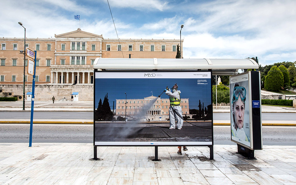 παρόντες-μια-δημοσιογραφική-καταγ-2377054