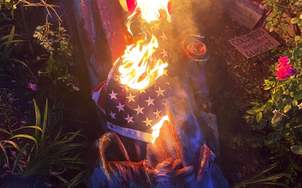 διαδηλωτές-γκρεμίζουν-μνημεία-ρατσι-2382486