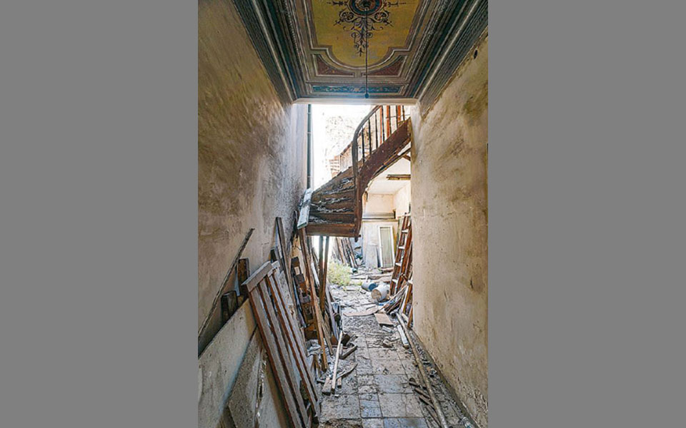 αθέατες-οροφογραφίες-στην-οδό-μαυρομ-2381985