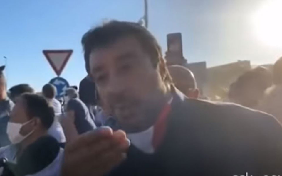 νάπολι-οργισμένοι-πολίτες-πέταξαν-αυ-2385661