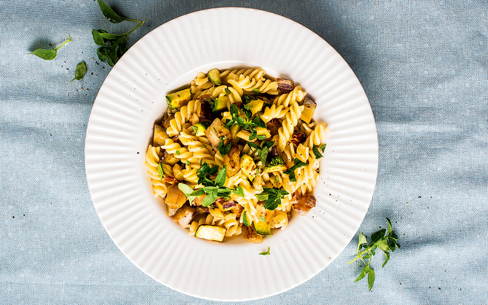 βίδες-με-μελιτζάνα-κολοκύθι-και-σάλτσ-2384797