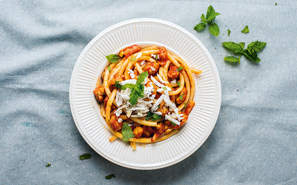 μακαρόνια-χοντρά-με-ντομάτα-κοτόπουλ-2384266