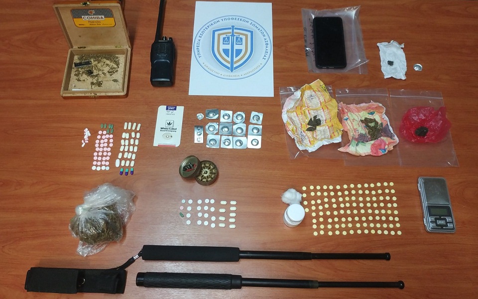 σύλληψη-σωφρονιστικού-υπαλλήλου-και-2385685