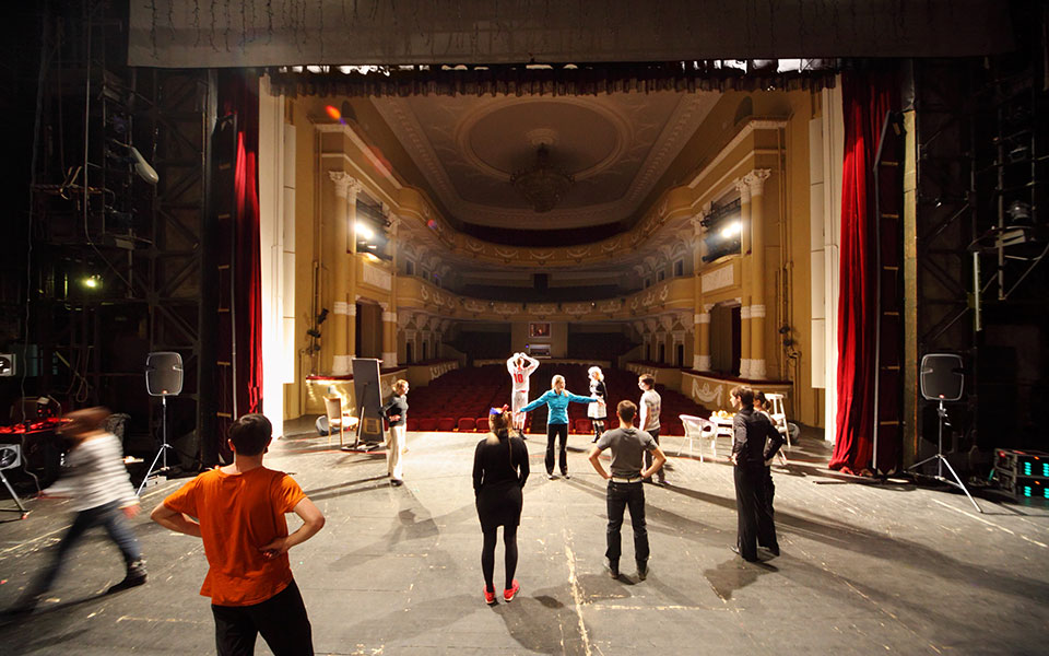 συσπείρωση-η-νέα-θεατρική-τάση-2383686