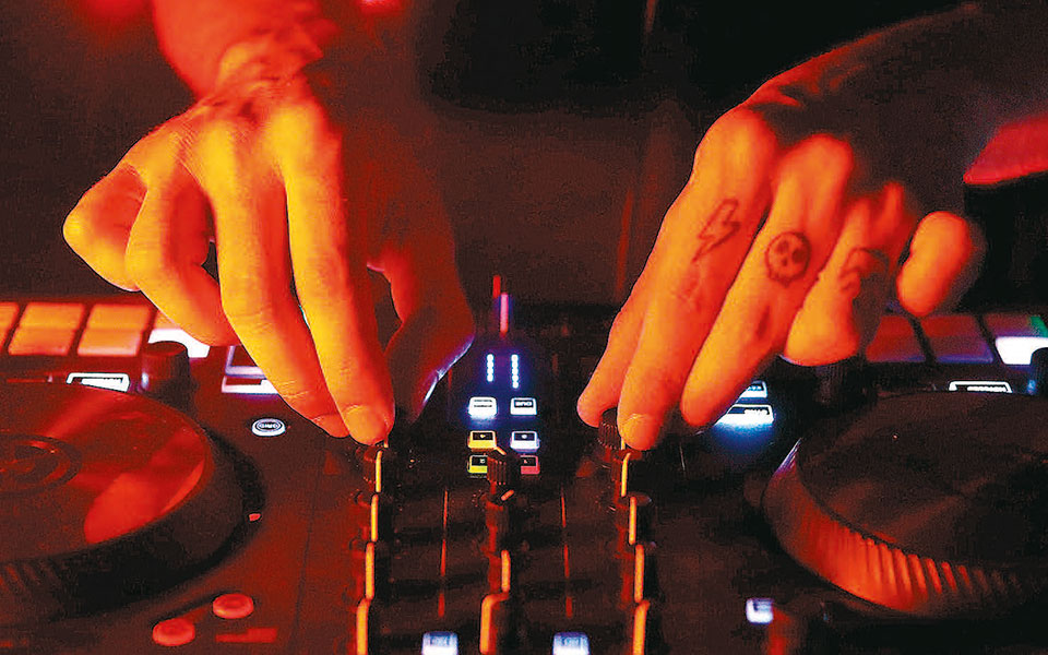 κόλλησε-η-βελόνα-στα-πνευματικά-δικ-2385578