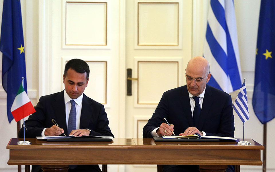 συμφωνία-για-αοζ-υπέγραψαν-δένδιας-ν-2382187