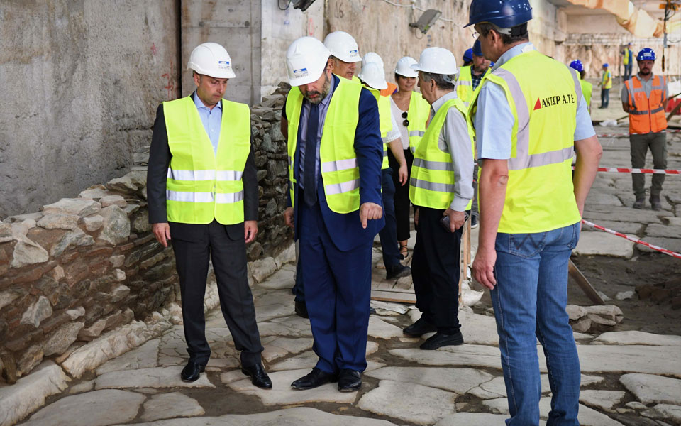 στις-σήραγγες-και-στα-εργοτάξια-του-με-2384785