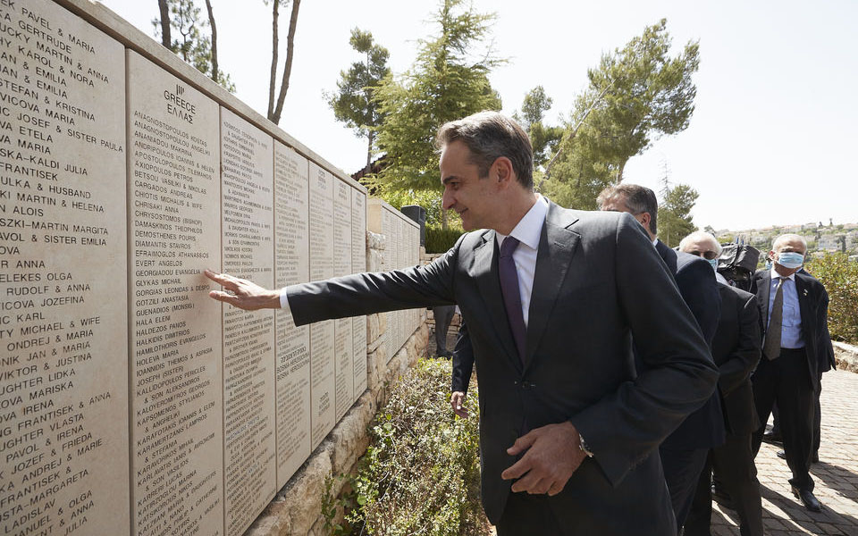 κατάθεση-στεφάνου-στο-μνημείο-ολοκαυ-2383523