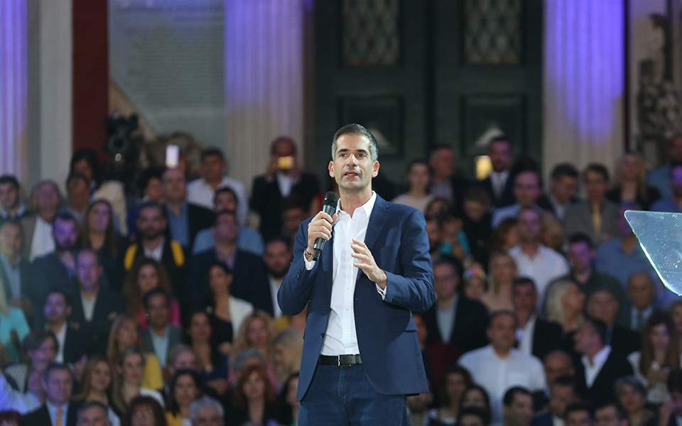 επίθεση-με-νερά-και-καφέδες-στον-κώστα-2385380
