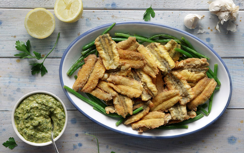 τραγανός-γαύρος-πανέ-με-σκορδαλιά-μαϊ-2384813