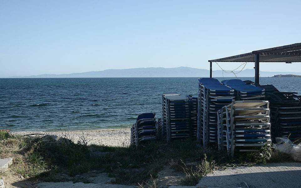 με-καφέ-αλλά-χωρίς-μουσική-στις-παραλί-2381130