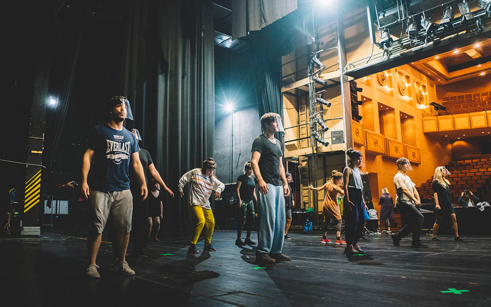 πρόβες-με-αποστάσεις-και-πλαστικές-ασ-2382719