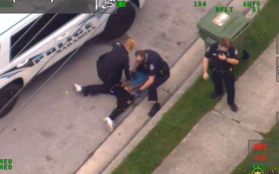 ηπα-νέο-βίντεο-με-αστυνομικό-που-πιέζε-2381584