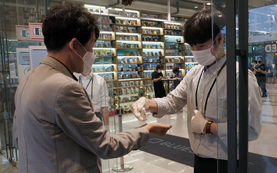 αντιμέτωπη-με-ένα-δεύτερο-κύμα-κορω-2384244