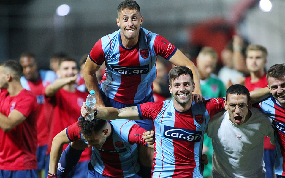 ο-πανιώνιος-βάζει-φωτιά-στα-πλέι-άου-2385556