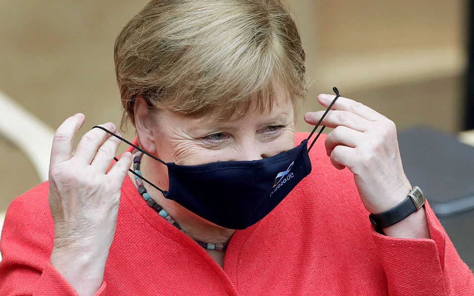 με-μαύρη-μάσκα-η-αγκελα-μέρκελ-2386346