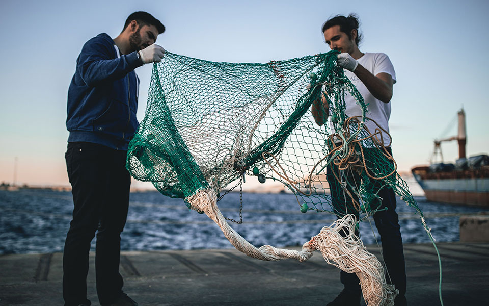 αλιευτική-σεζόν-με-πλαστικά-μπουκάλ-2387199