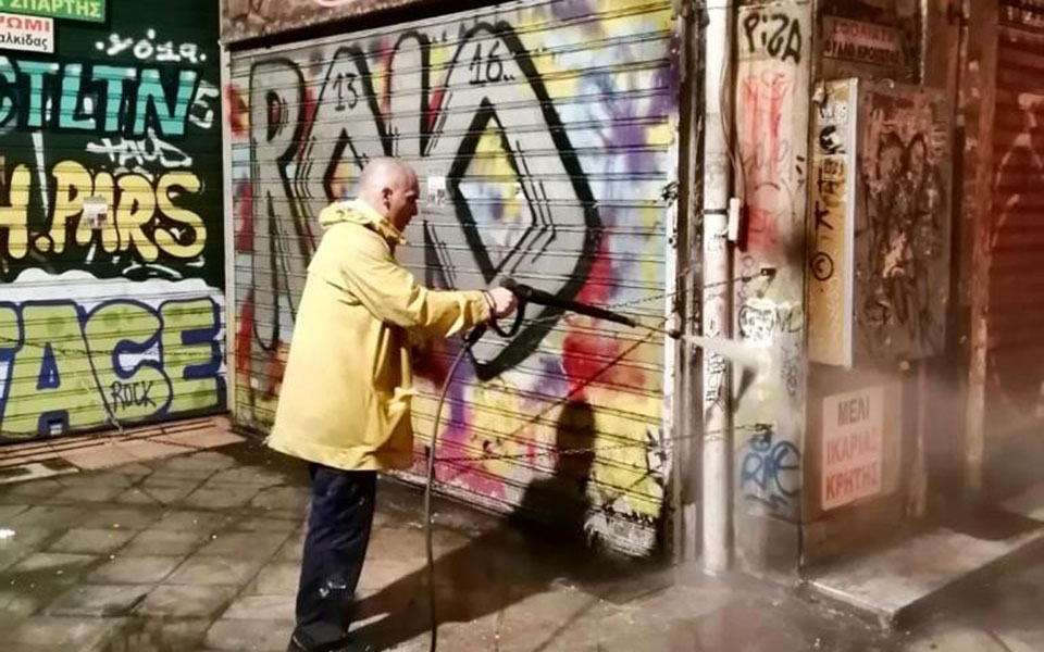 αντιγκράφιτι-παρέμβαση-σε-όλη-την-οδό-2388304