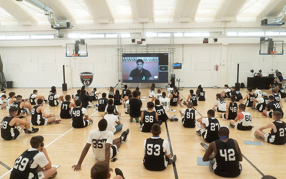 antetokounbros-αυλαία-με-μετάλλια-και-παπούτσια-2388561