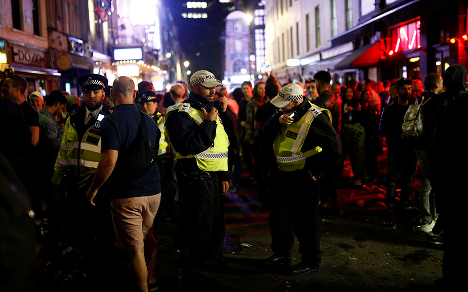 βρετανία-πλημμύρισαν-οι-παμπ-την-πρ-2386531