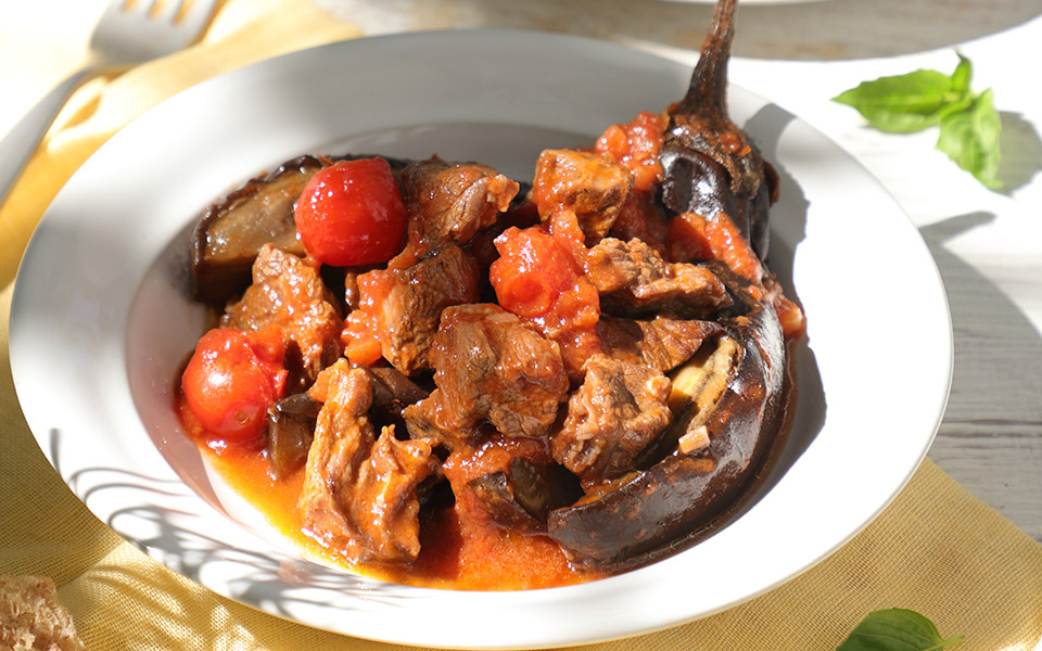 μοσχαράκι-κοκκινιστό-με-μελιτζάνες-2390165