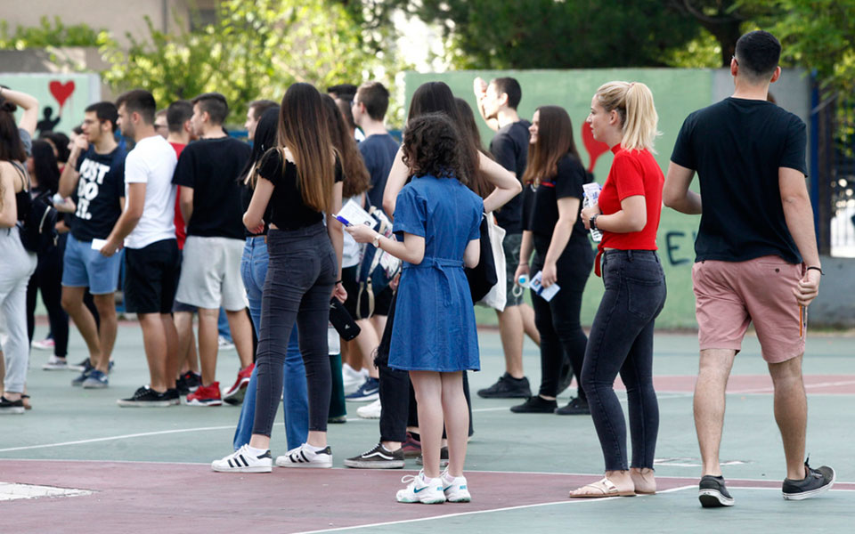 πανελλαδικές-χαμηλές-πτήσεις-για-τ-2387504