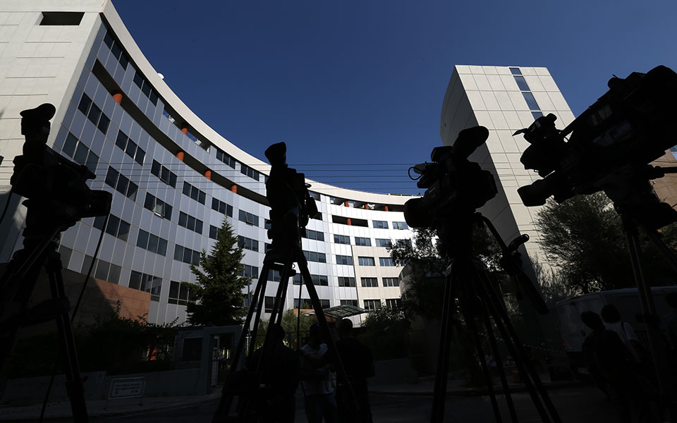 καλογρίτσας-δείχνει-παππά-2386709