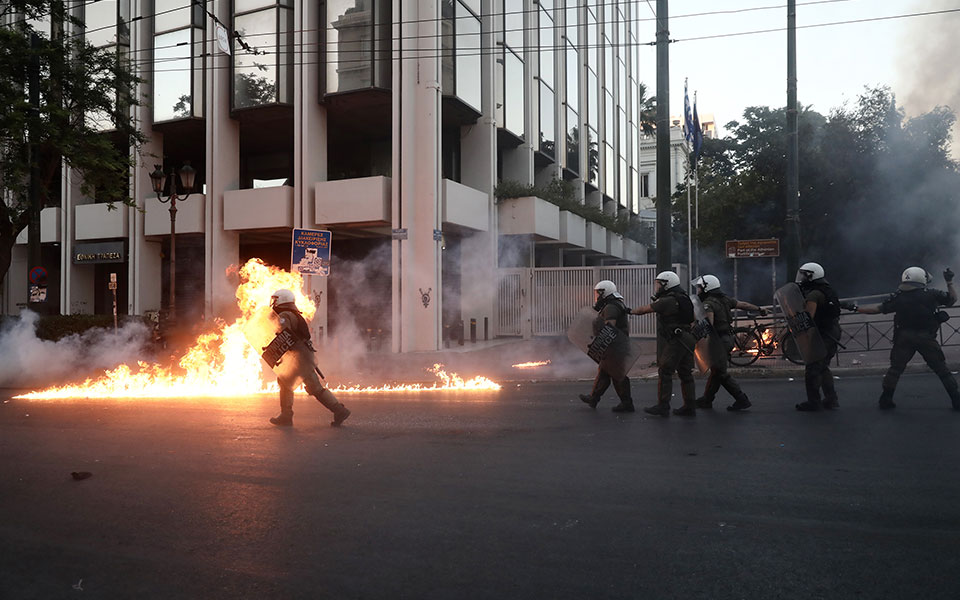 ενταση-και-χημικά-στο-σύνταγμα-2387269