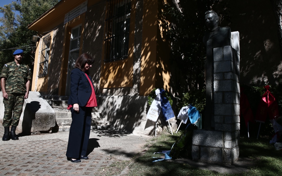 στεφάνι-στη-μνήμη-των-θυμάτων-της-δικτ-2389733