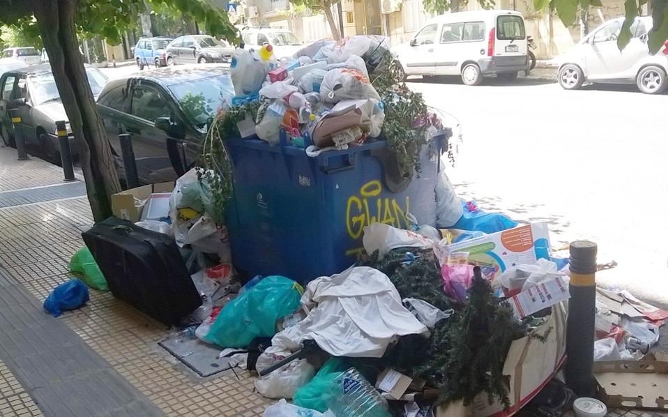 σακούλες-σκουπιδιών-ψηλά-στις-νεραντ-2390472