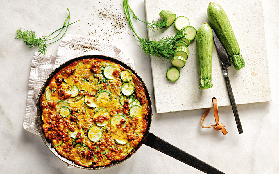 κιμάς-με-ντομάτα-αυγά-και-κολοκυθάκια-2387196