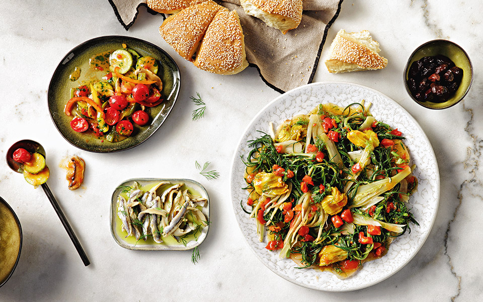 γιαχνί-με-κολοκυθανθούς-και-χόρτα-2387233