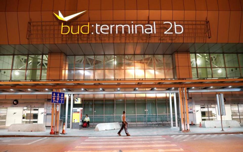 covid-19-η-ουγγαρία-κλείνει-τα-σύνορά-της-για-2387748