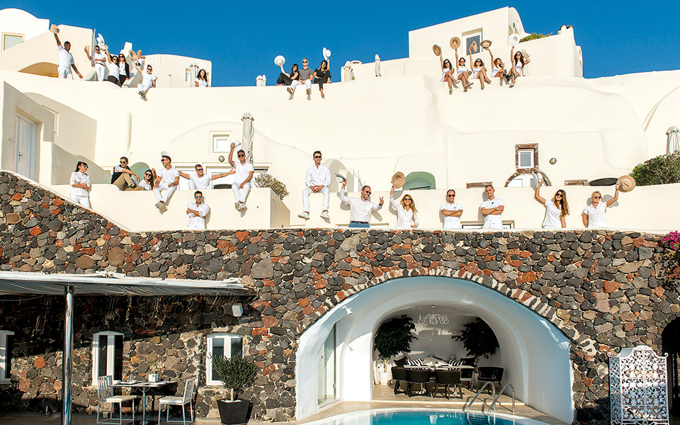 canaves-oia-άνοιξε-και-βραβεύτηκε-2387946