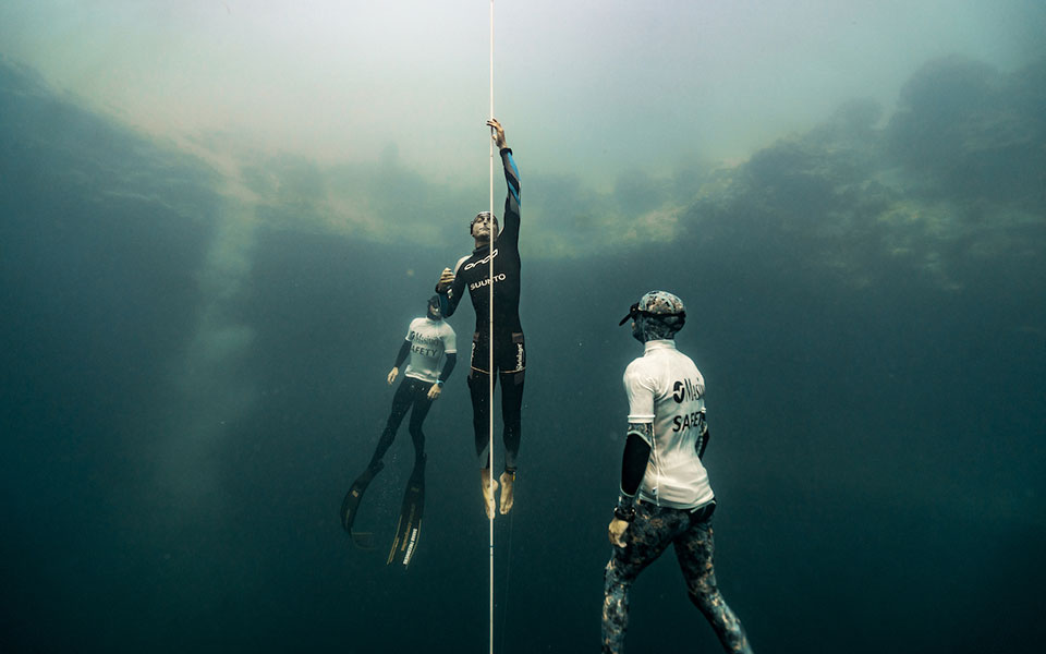 home-cinema-πίσω-από-το-απέραντο-γαλάζιο-και-τ-2388681