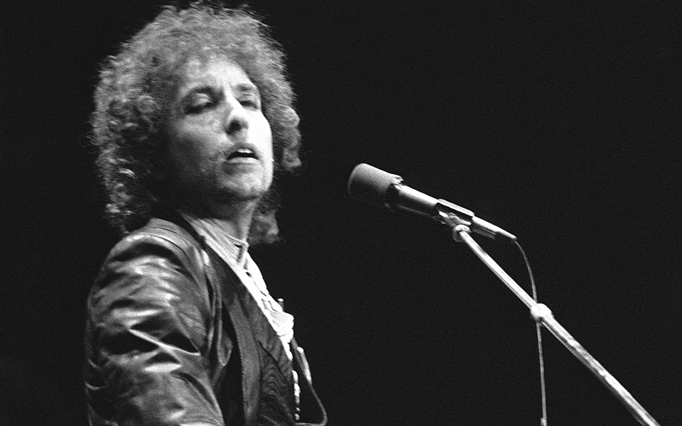 ο-mπομπ-ντίλαν-μάς-τραγουδά-ακόμη-2386328