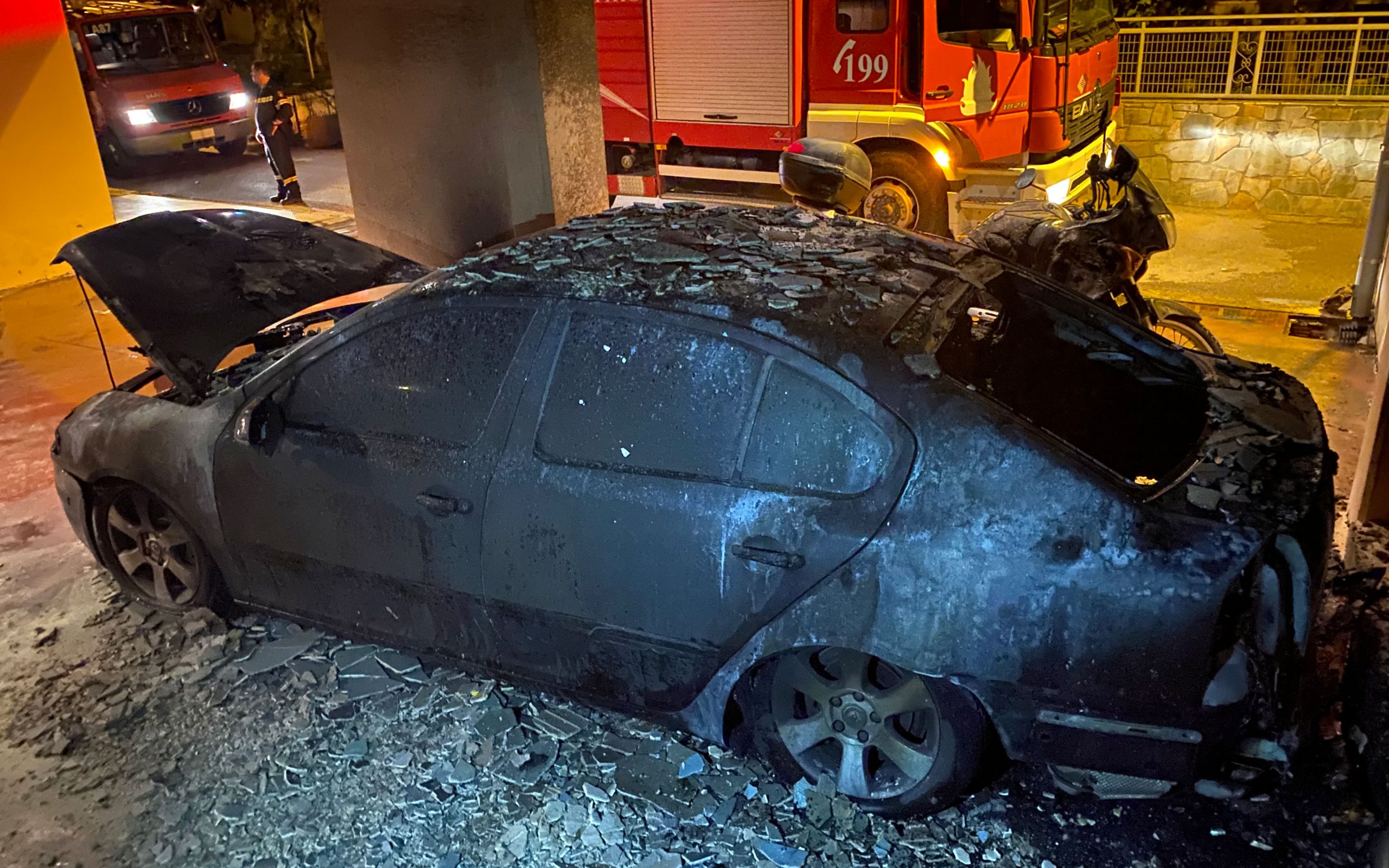 στις-φλόγες-ι-χ-σωφρονιστικού-υπαλλήλ-2387920