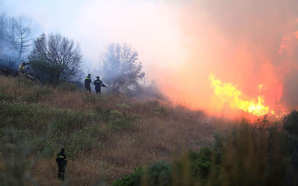 ολονύχτια-μάχη-με-τις-φλόγες-στην-κάρυ-2386164