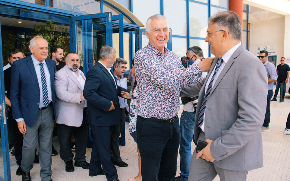 ο-κουμουτσάκος-πήρε-το-όπλο-του-2386049