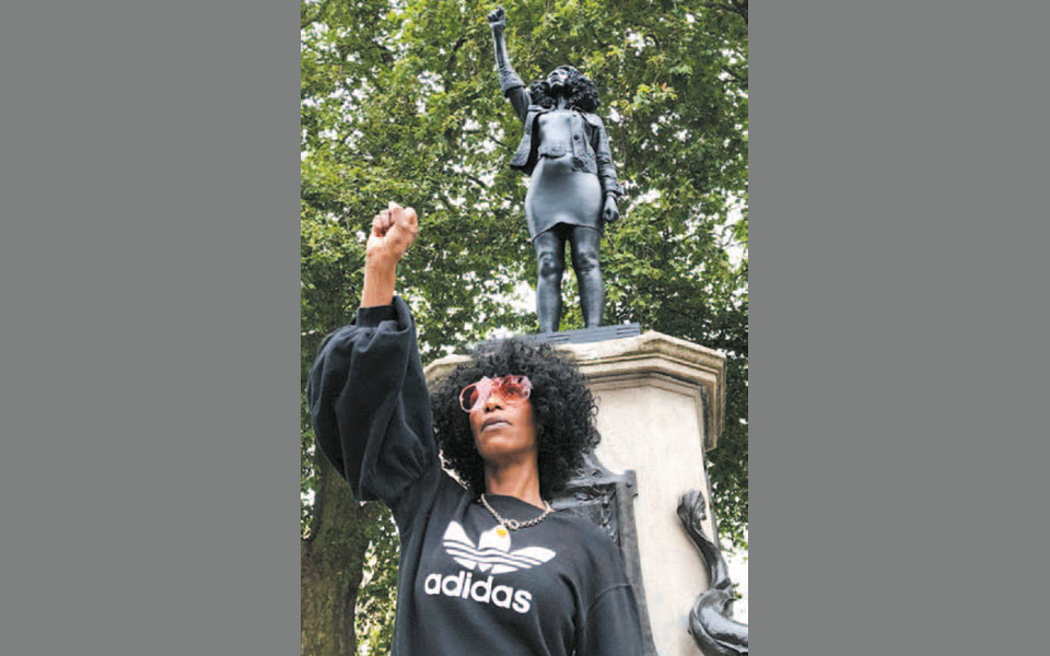 μαύρη-διαδηλώτρια-στη-θέση-του-δουλεμ-2388350