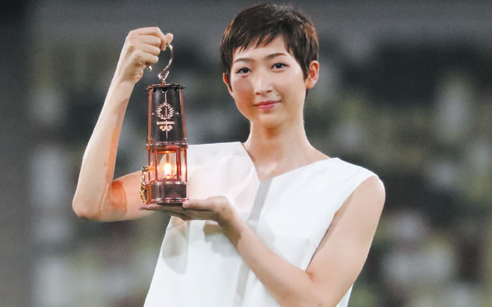 ολυμπιακοί-αγώνες-φλόγα-στο-σκοτάδι-τ-2389735