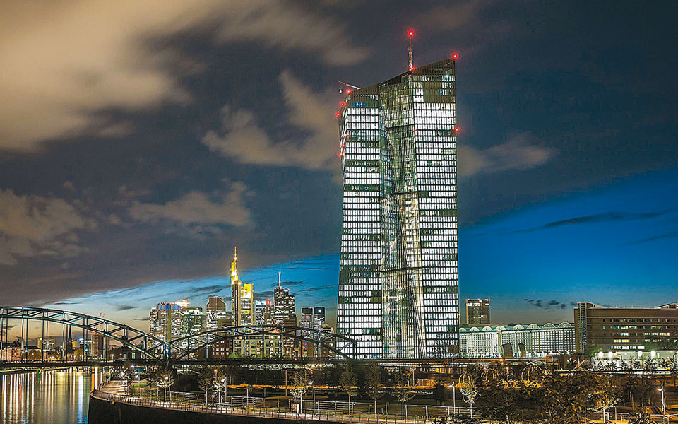 χωρισμένη-σε-δύο-στρατόπεδα-είναι-η-εκ-2386367