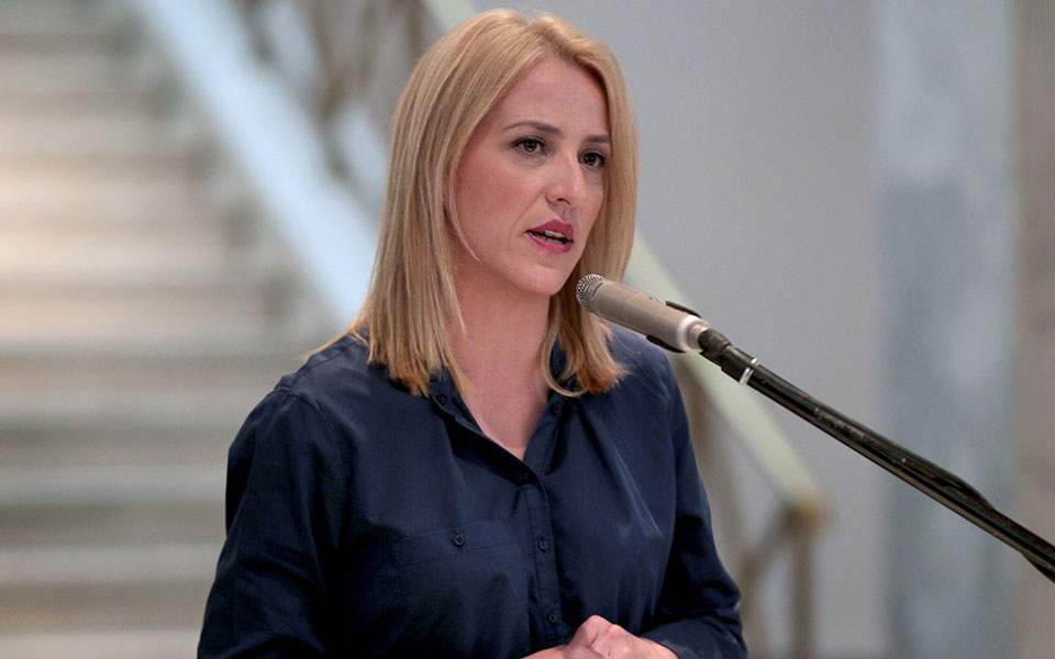 τον-σεπτέμβριο-η-απολογία-της-δούρου-2390667