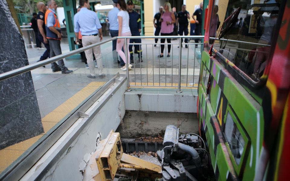 ατύχημα-με-συρμό-του-ηλεκτρικού-στην-κ-2386779