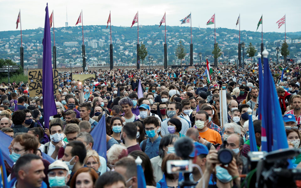 ουγγαρία-χιλιάδες-πολίτες-διαδήλωσα-2389857