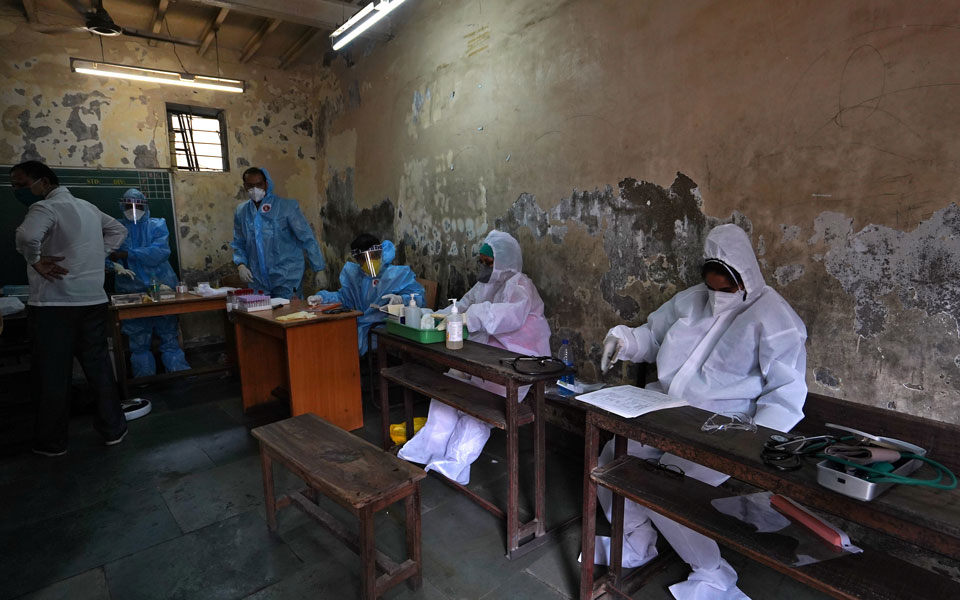 ινδία-θετικοί-στην-covid-19-οι-μισοί-και-πλέο-2390403